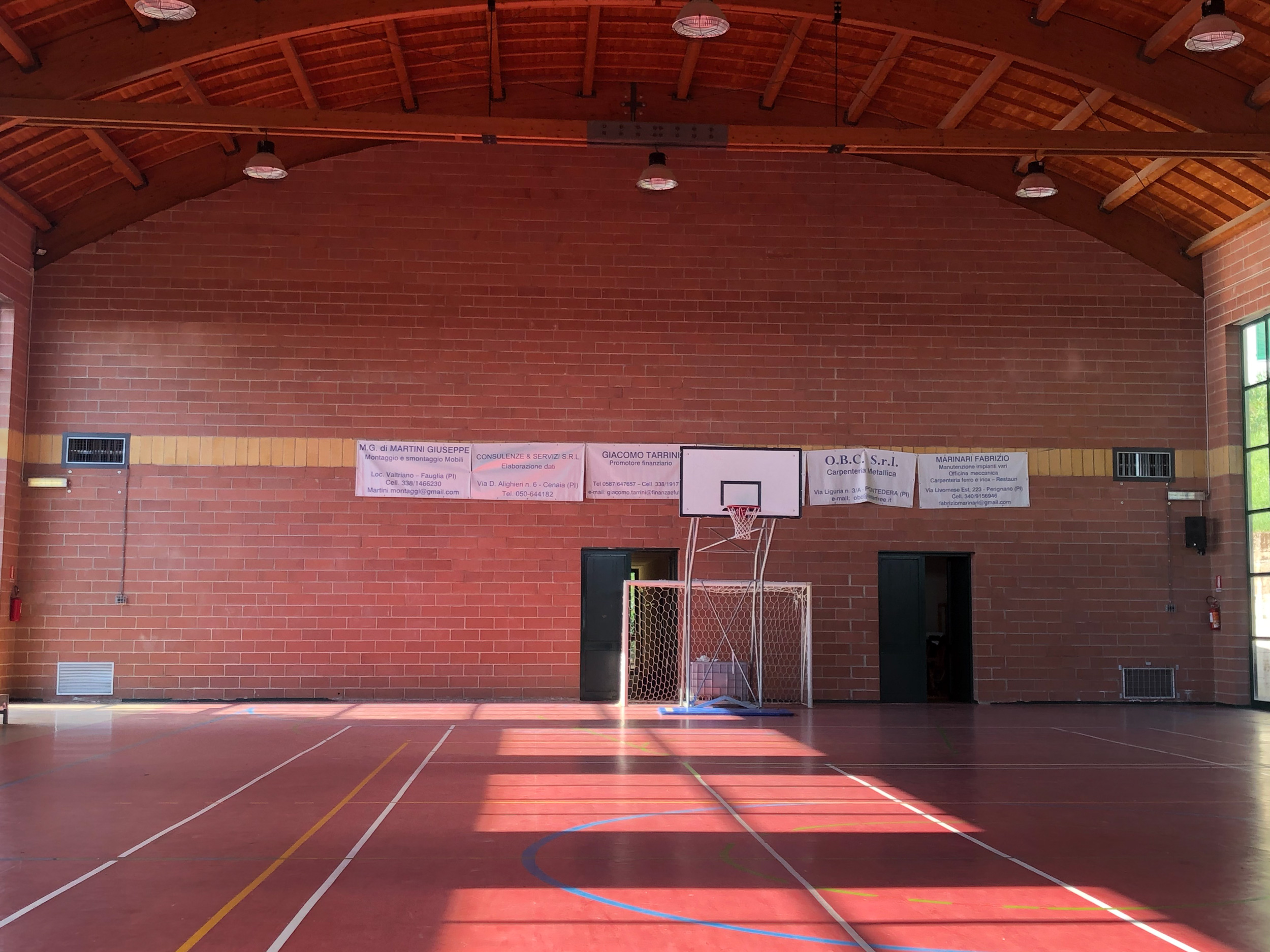 Campo da basket all’interno della palestra comunale di Chianni, nell’ambito della progettazione dell’impianto elettrico realizzata dallo Studio Tecnico Casalini.