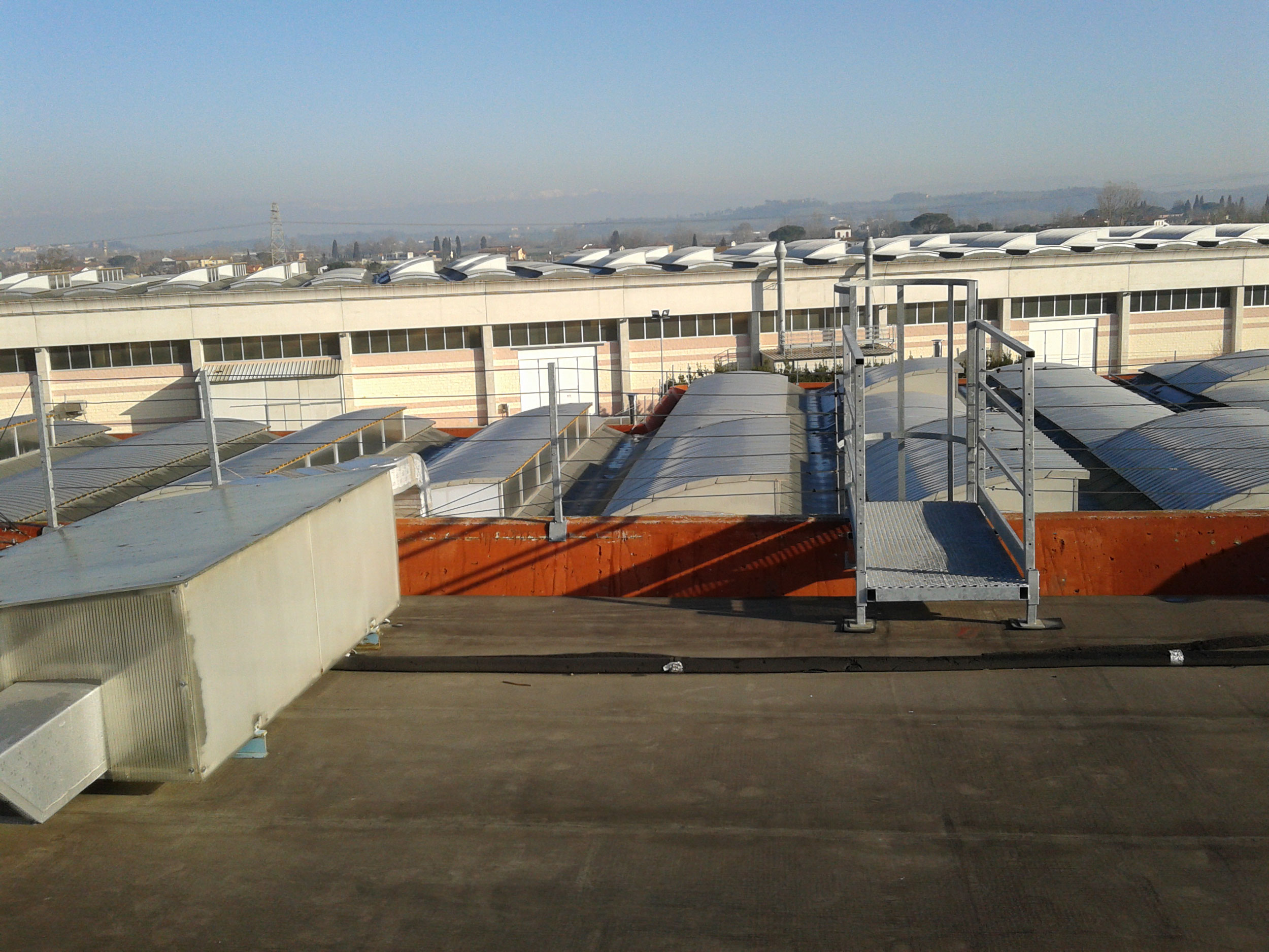 Accesso tecnico su copertura industriale con impianto fotovoltaico progettato dallo Studio Tecnico Casalini a San Miniato.