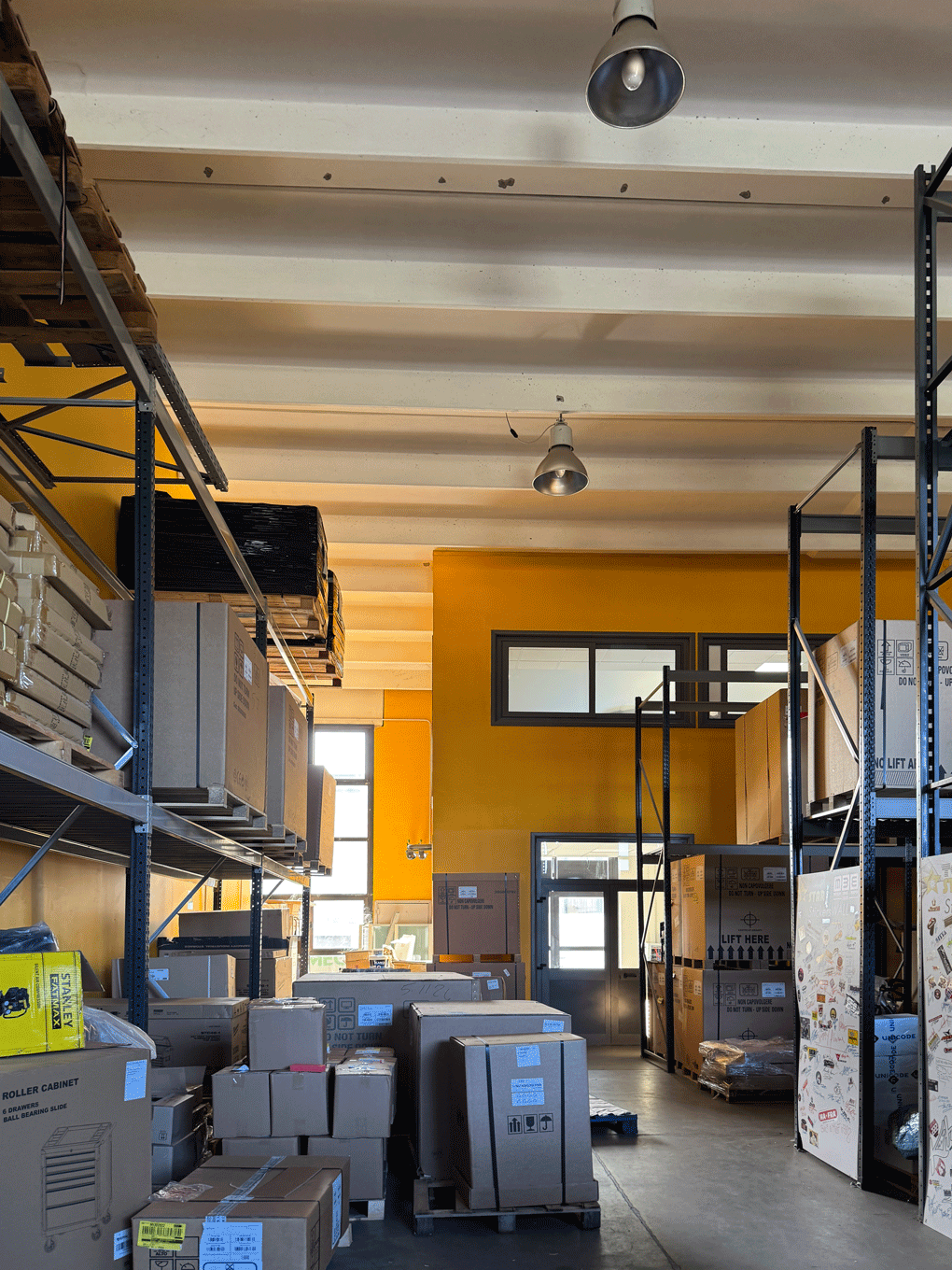 Interno del capannone industriale TOSI snc con progettazione degli impianti termici e di climatizzazione realizzata dallo Studio Tecnico Casalini.