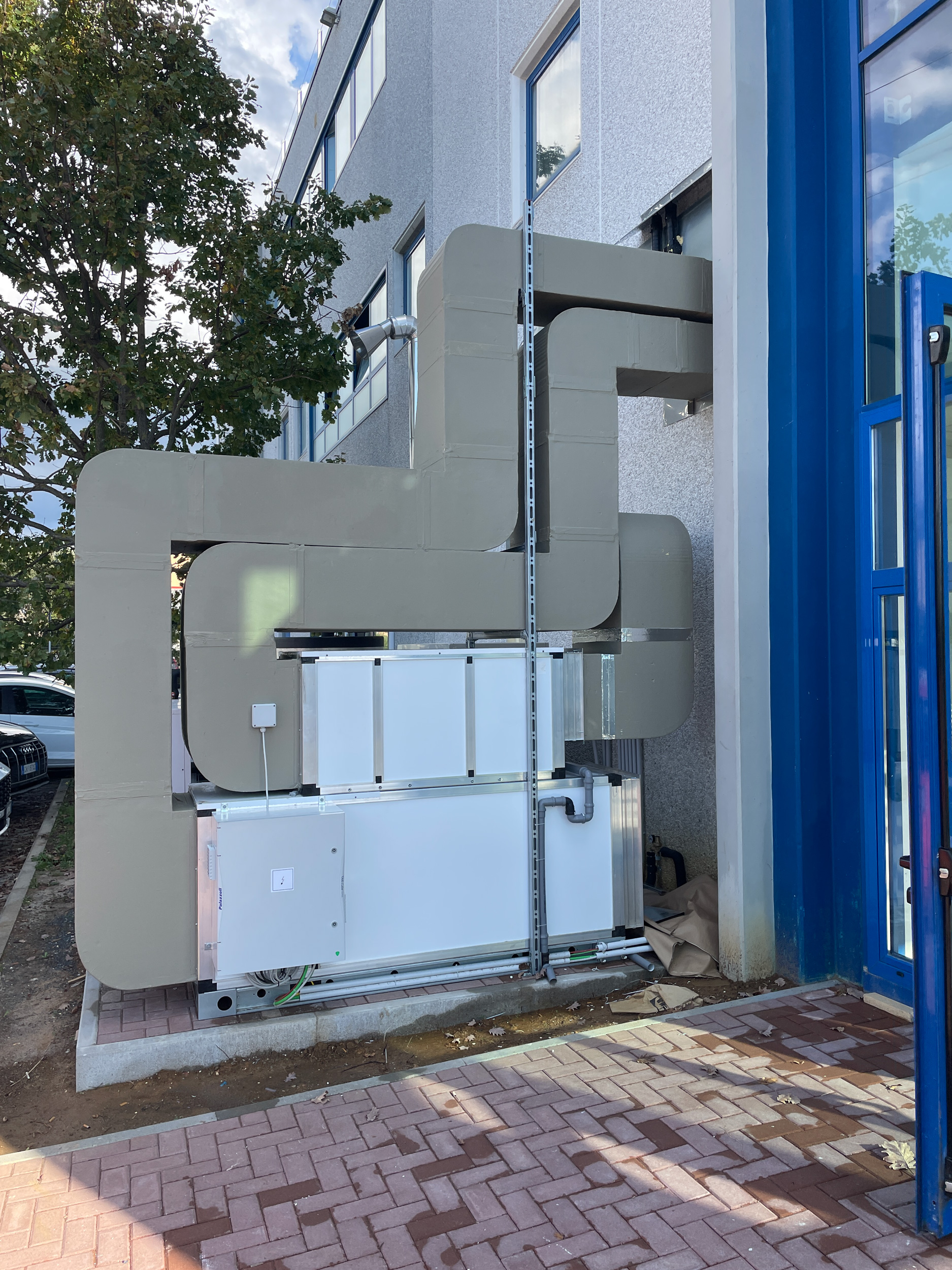 Unità di trattamento aria e canalizzazioni esterne del centro diagnostico e odontoiatrico di Cecina, progettate dallo Studio Tecnico Casalini.
