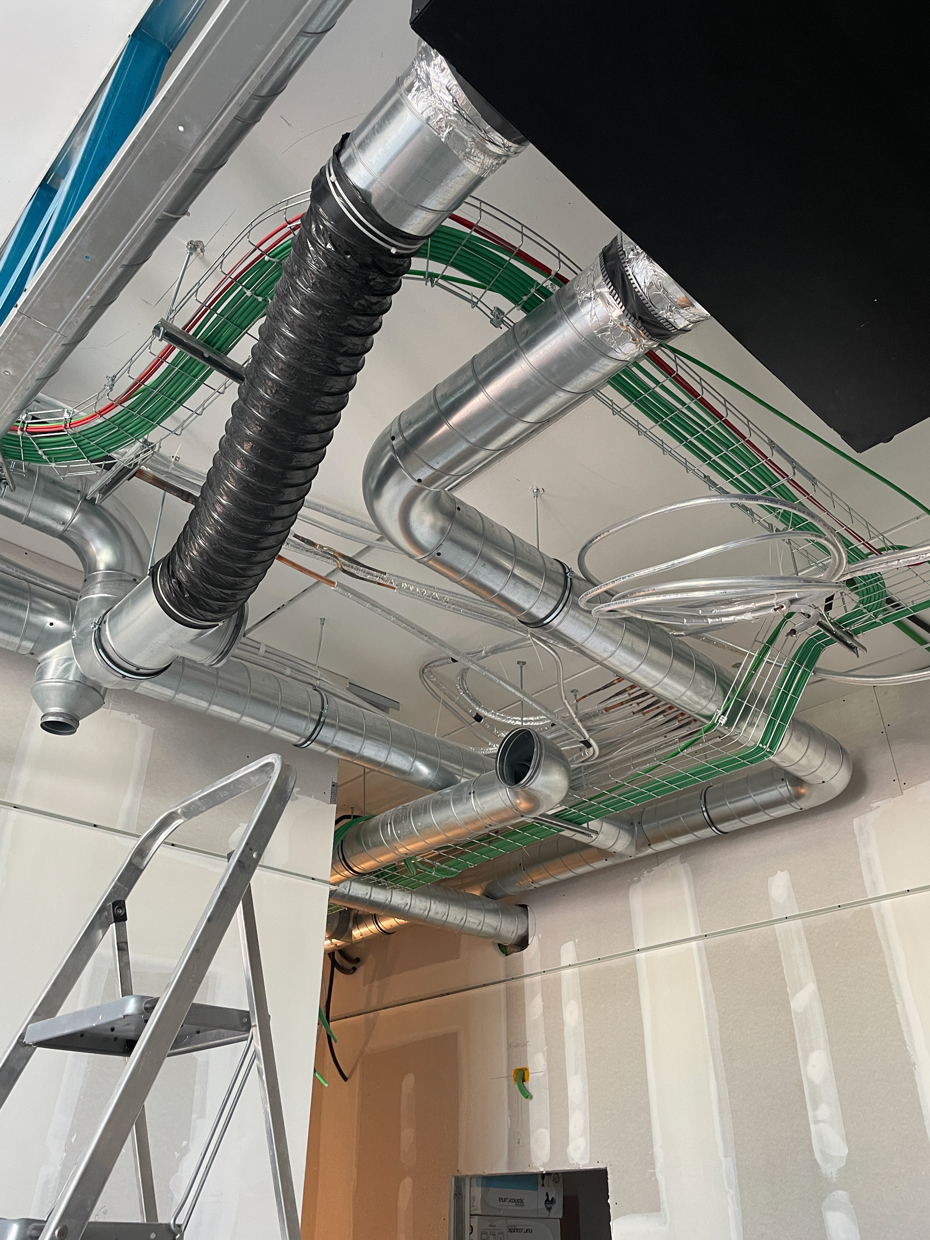 Impianto di climatizzazione e canalizzazioni a soffitto del centro diagnostico e odontoiatrico di Cecina, progettati dallo Studio Tecnico Casalini.