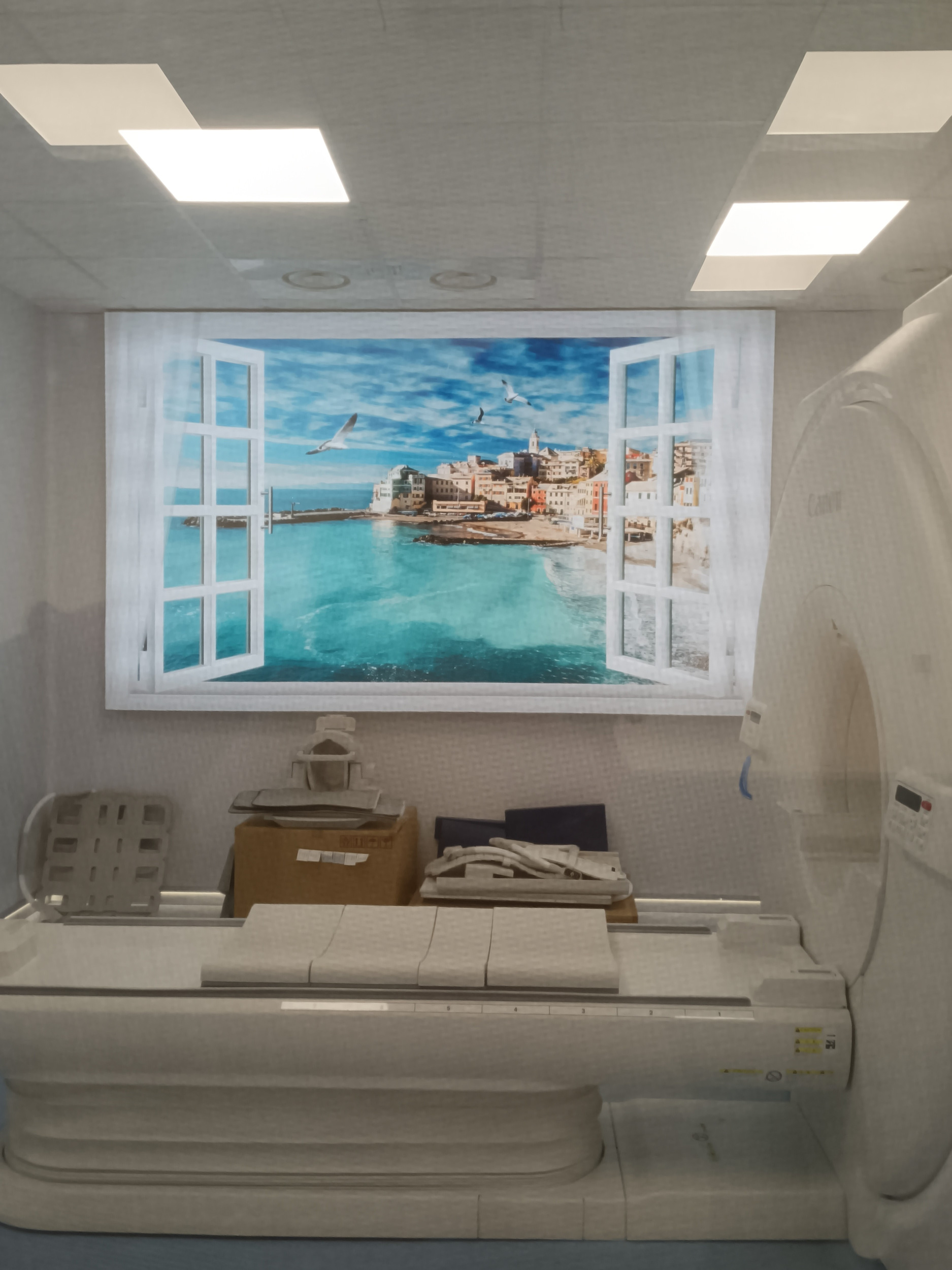 Locale diagnostico con macchinario TAC e pannello fonoassorbente decorativo progettato dallo Studio Tecnico Casalini nella struttura sanitaria di Cecina.