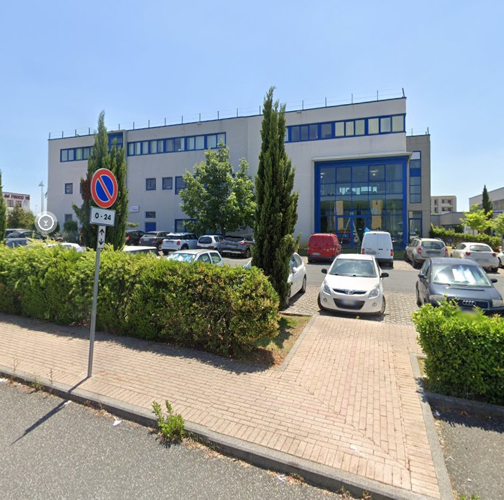 Facciata del complesso Centro Forma.it a Cecina, sede dell’intervento di progettazione impianto elettrico, impianti speciali e prevenzione incendi realizzato dallo Studio Tecnico Casalini per centro diagnostico e odontoiatrico.