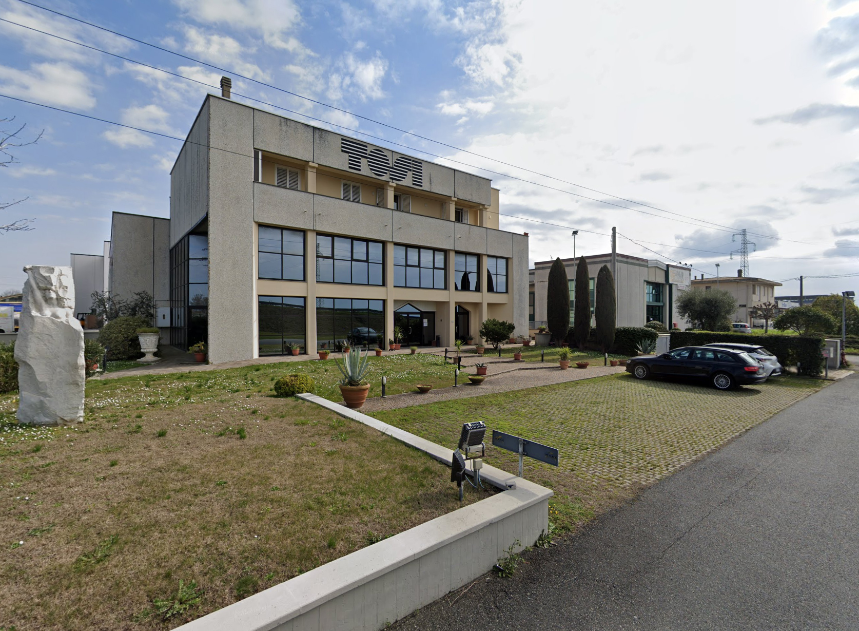 Edificio industriale a Lavaiano per il quale lo Studio Tecnico Casalini ha curato la progettazione dell’impianto termico ed elettrico.