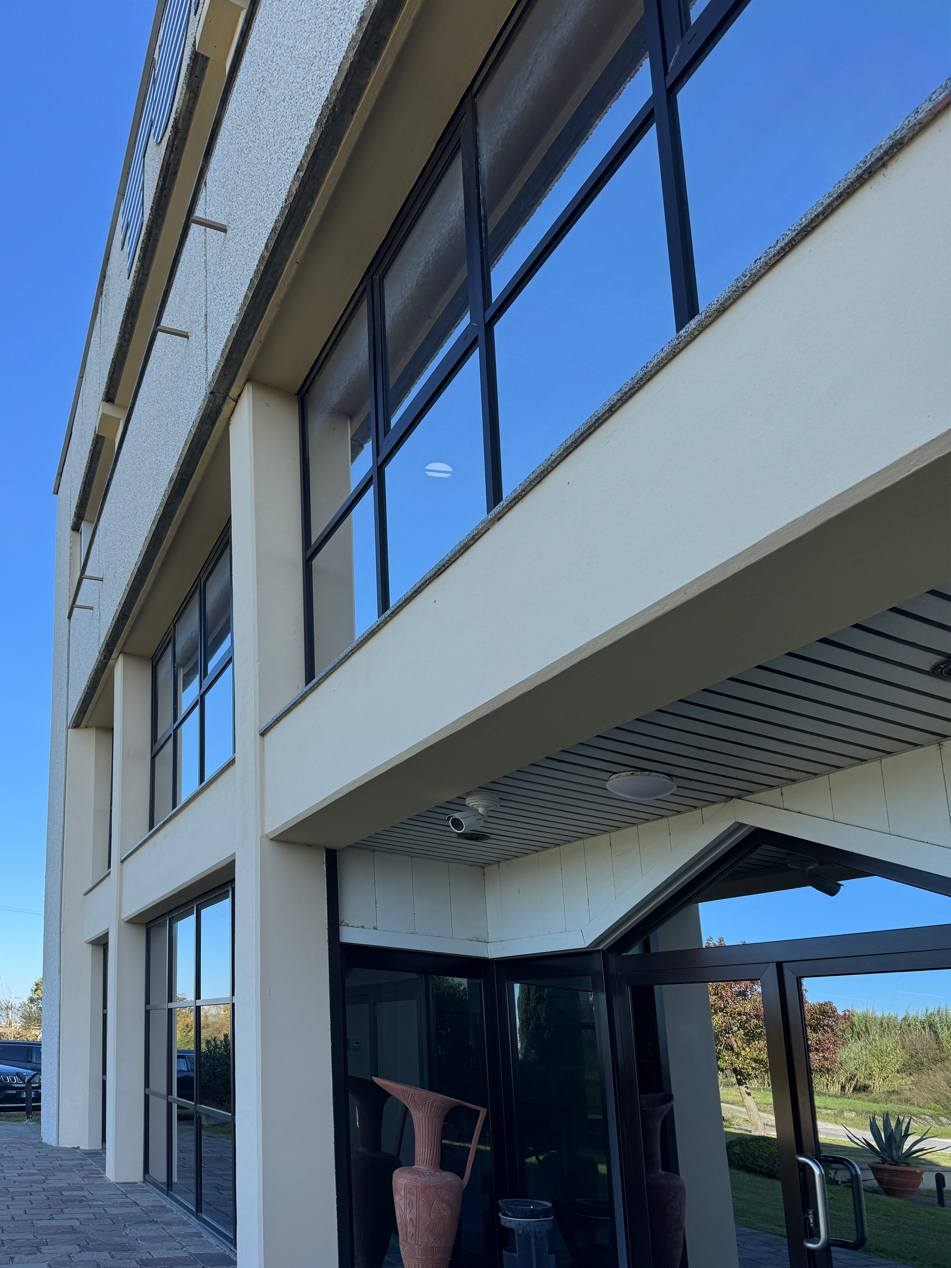 Esterno del capannone industriale TOSI snc oggetto della progettazione dell’impianto termico e tecnologico da parte dello Studio Tecnico Casalini.