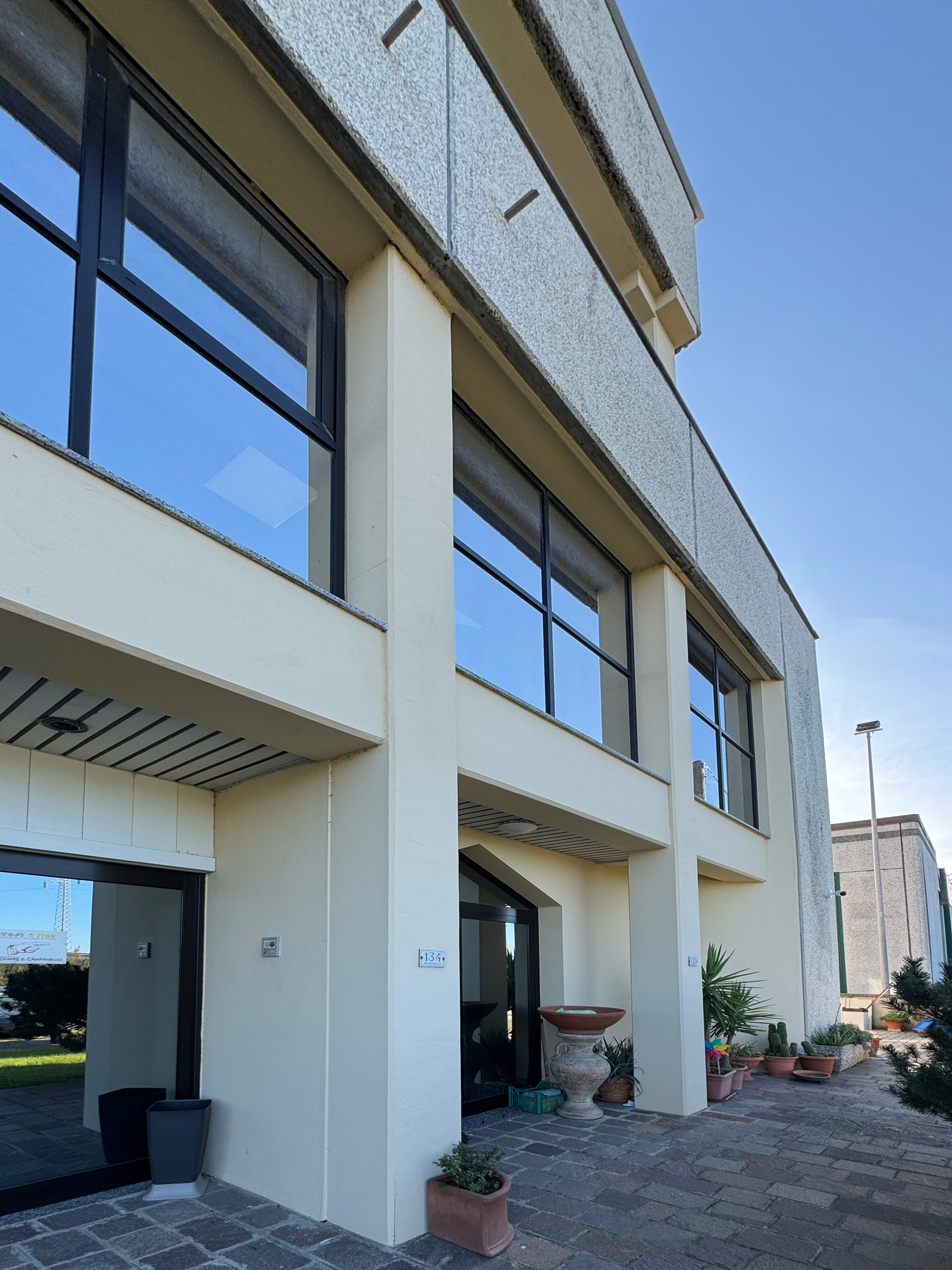 Ingresso della struttura industriale TOSI snc a Lavaiano con progettazione dell’impianto termico eseguita dallo Studio Tecnico Casalini.