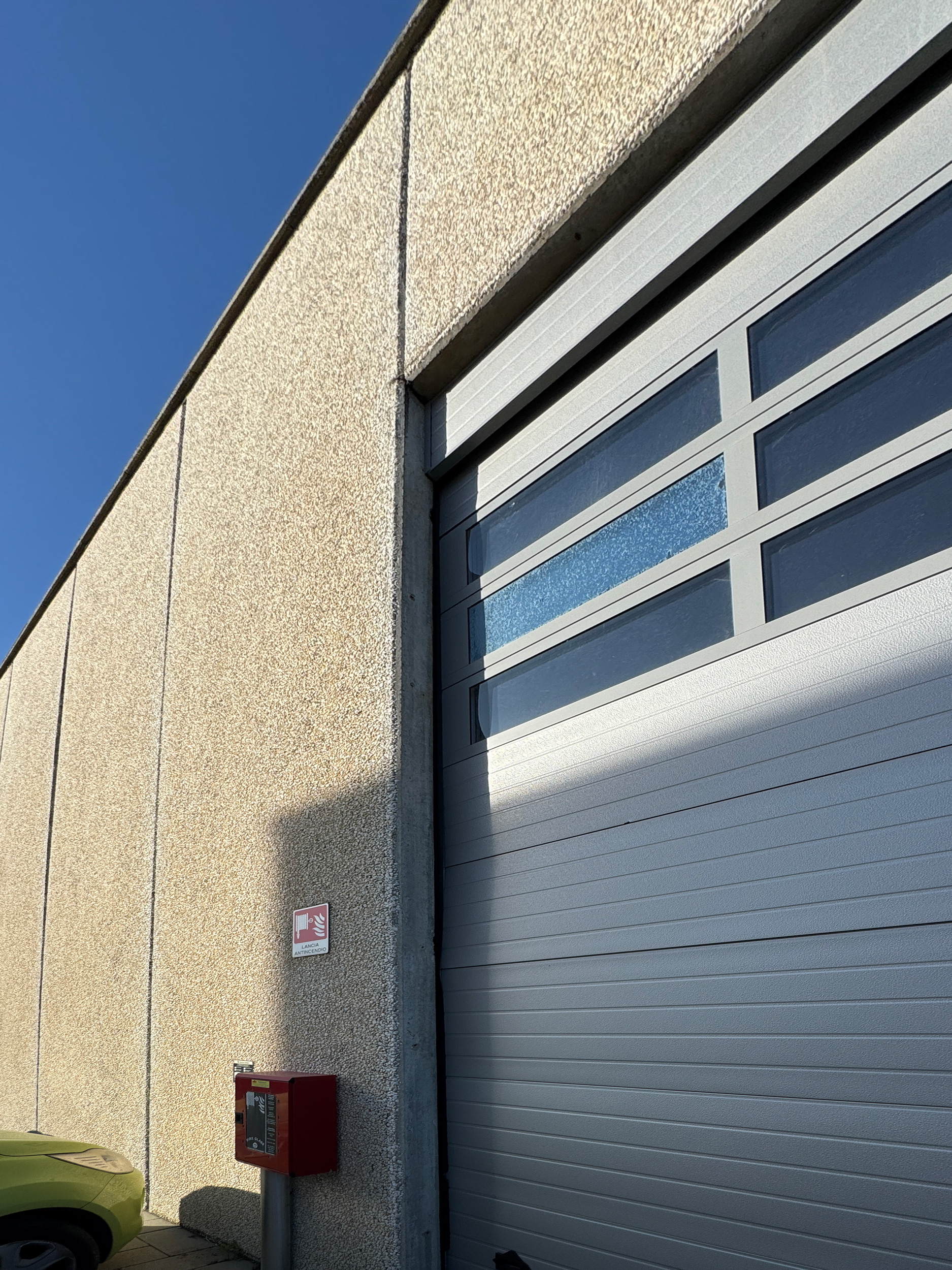 Ingresso del capannone industriale TOSI snc con lavori di progettazione impianto termico realizzati dallo Studio Tecnico Casalini.