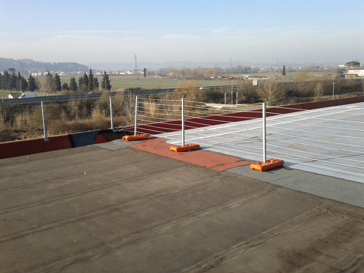 Parapetto di sicurezza su copertura industriale durante i lavori per l’impianto fotovoltaico progettato dallo Studio Tecnico Casalini a San Miniato.