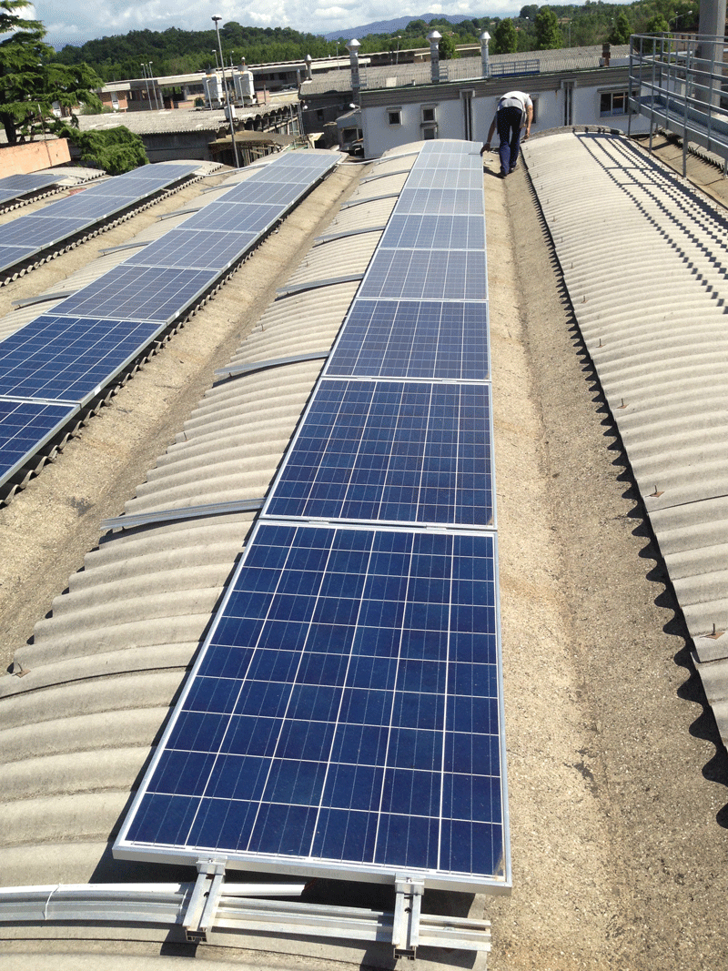 Striscia di pannelli dell'impianto fotovoltaico su tetto di magazzino esistente a Fucecchio realizzato dallo Studio Tecnico Casalini
