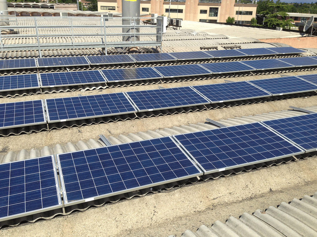 Distesa di pannelli dell'impianto fotovoltaico su tetto di magazzino esistente a Fucecchio realizzato dallo Studio Tecnico Casalini