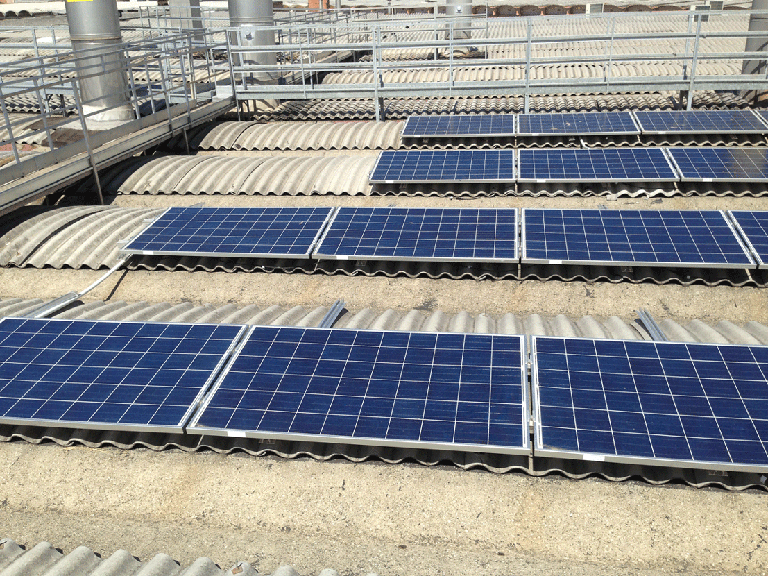 File di pannelli dell'impianto fotovoltaico su tetto di magazzino esistente a Fucecchio realizzato dallo Studio Tecnico Casalini