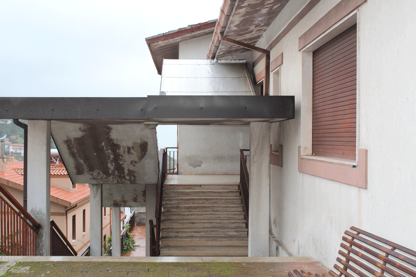 Scala esterna coperta e area d'ingresso laterale della ASL di Santu Lussurgiu.