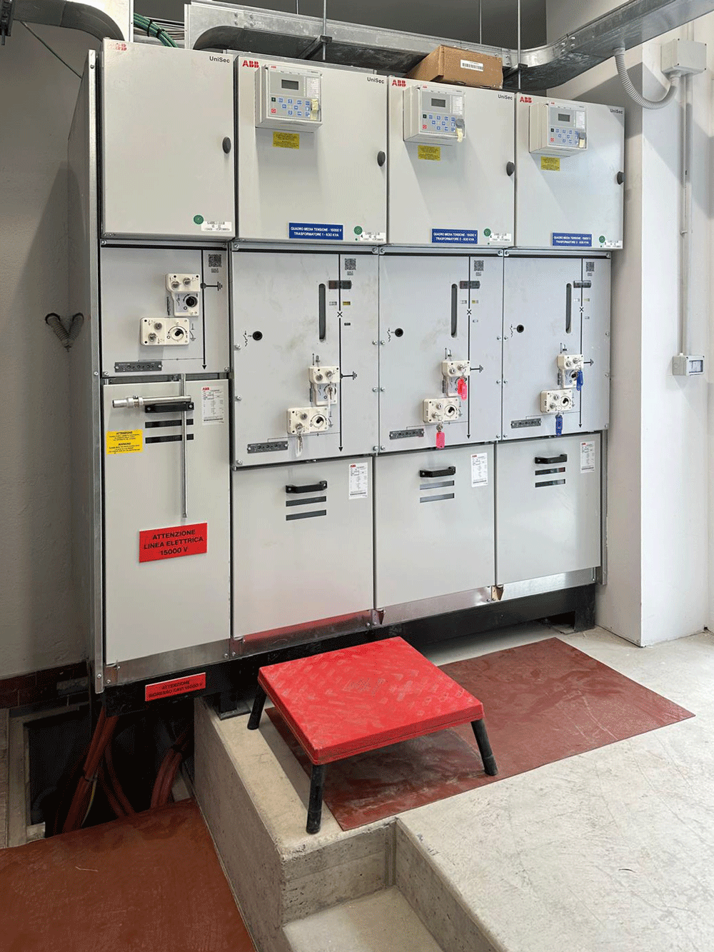 Serie di quadri elettrici ABB per media tensione installati all'interno della cabina elettrica.