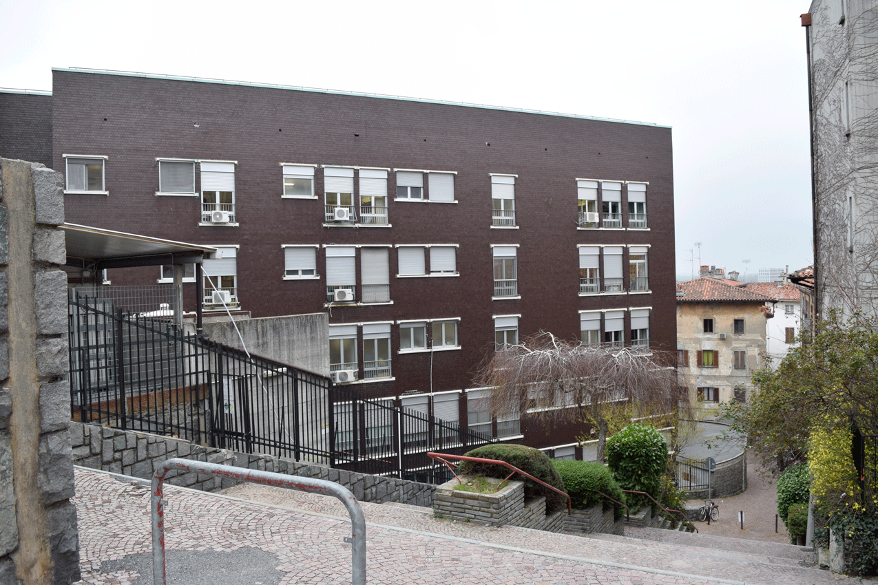 Facciata esterna ospedale di Ivrea con condizionatori per uffici.