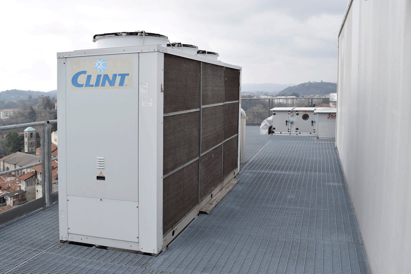 Impianto di refrigerazione Clint sul tetto dell'ospedale di Ivrea.