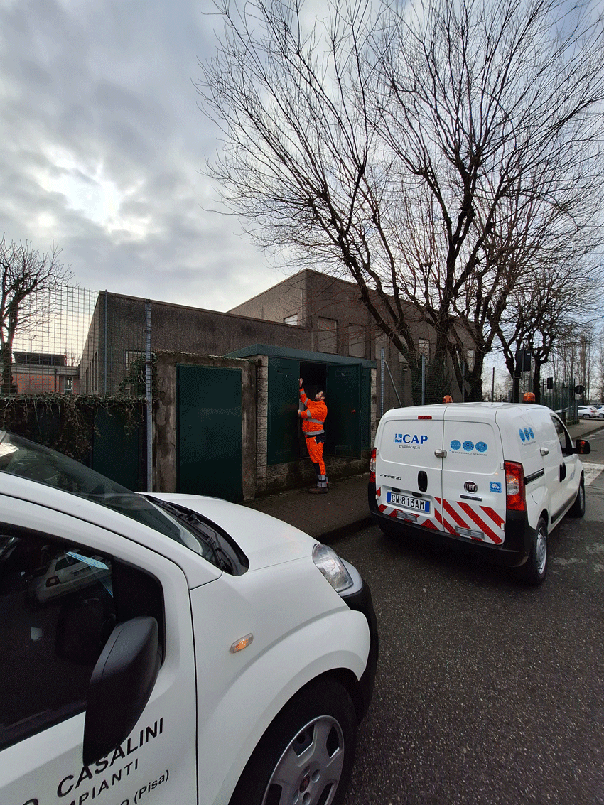 Tecnici specializzati del Gruppo CAP effettuano un sopralluogo tecnico presso un impianto idrico.