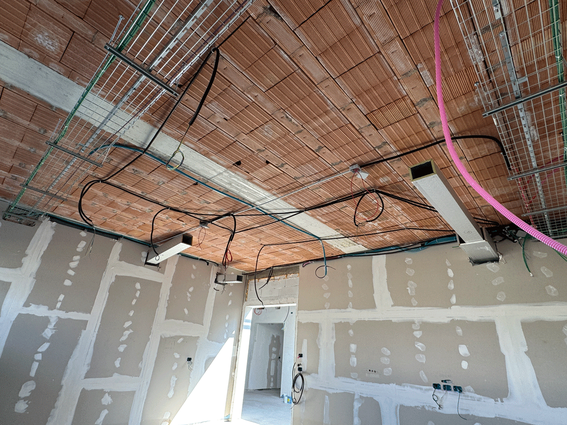 Particolare degli impianti elettrici, speciali e antincendio su passerelle a soffitto nel nido Melograno.