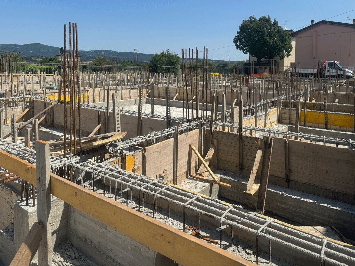 Cantiere delle fondazioni in cemento armato dell'asilo nido Melograno a Empoli.