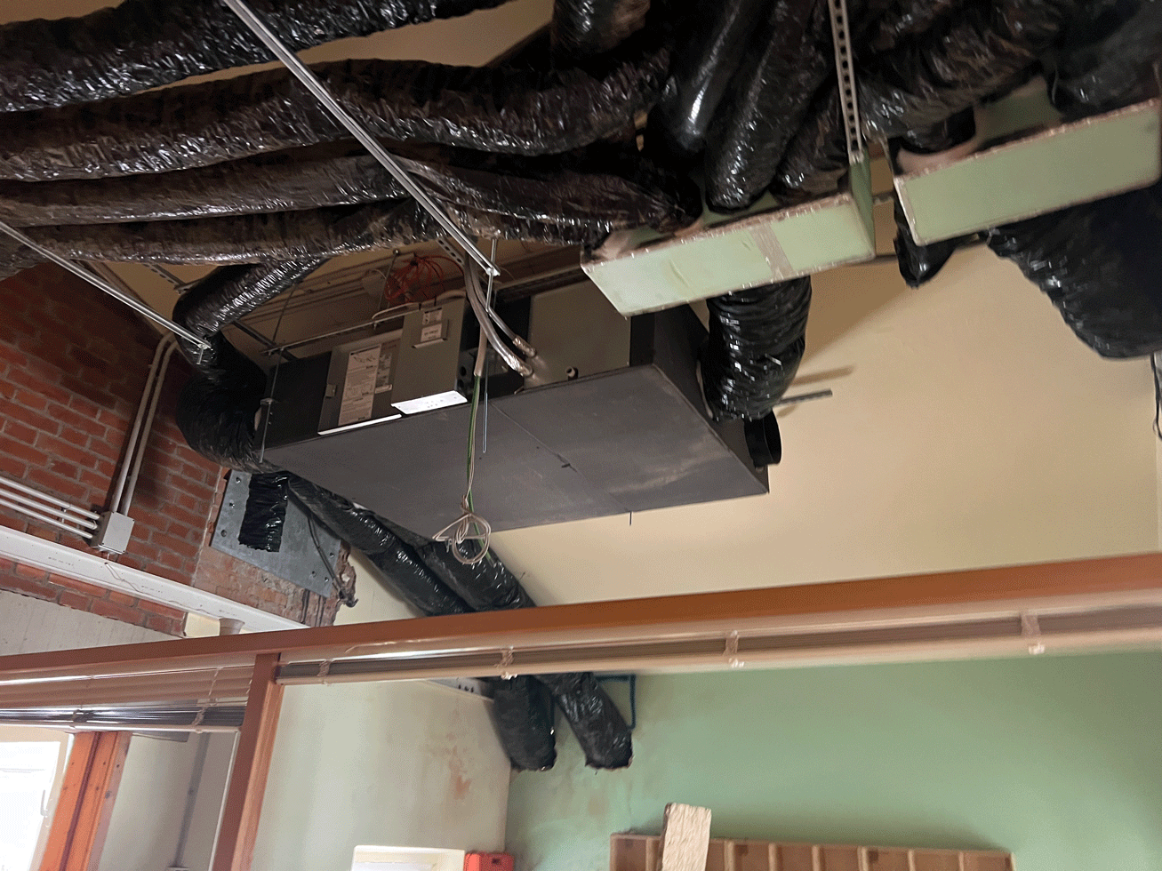 Sistema di ventilazione meccanica e canalizzazioni aria a soffitto nell'Asilo Piattelli.