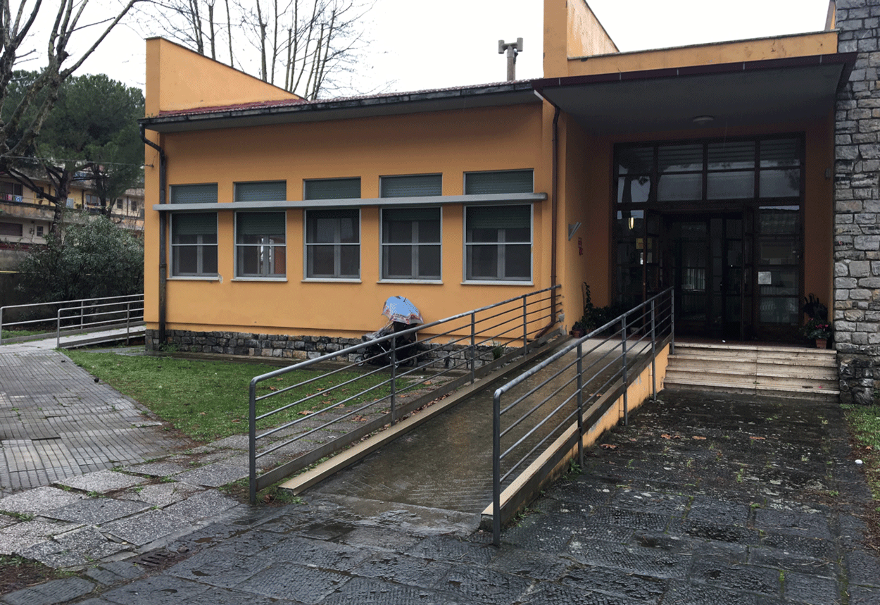 Rampa d'accesso per disabili all'ingresso di un edificio comunale.