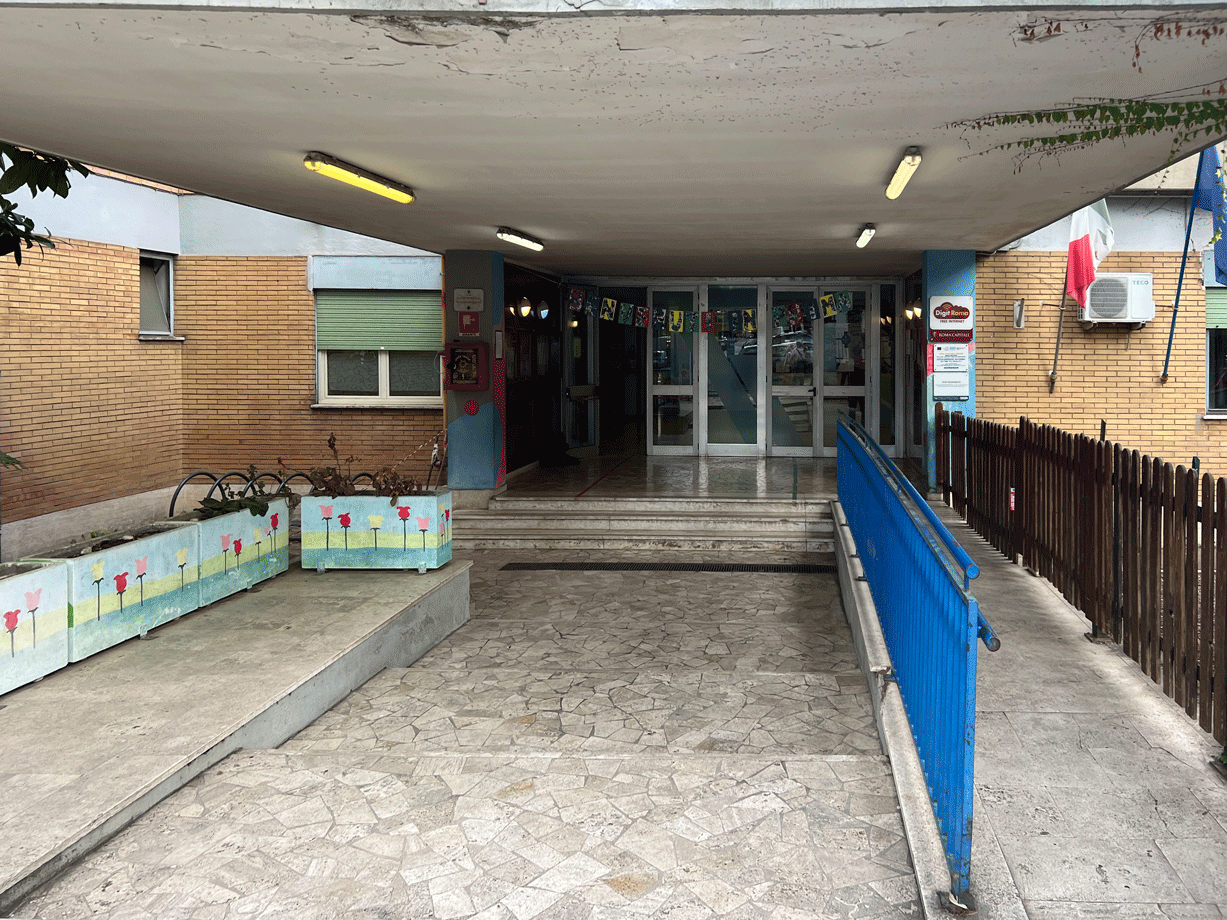 Ingresso principale esterno di un edificio scolastico con rampa d'accesso.