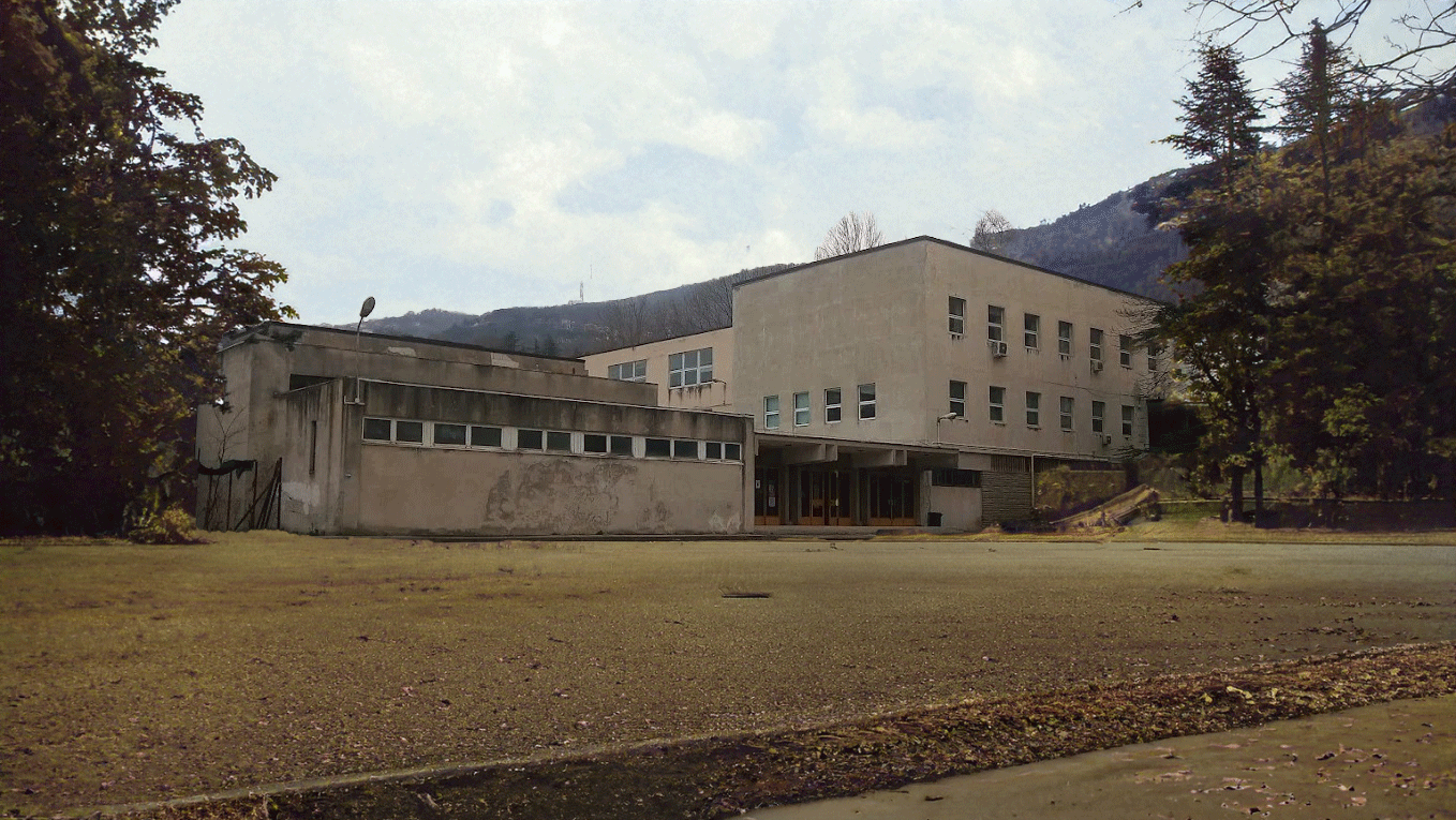 Vista esterna del complesso che ospita la Scuola Primaria slovena "Oton Zupancic" immersa nel verde.