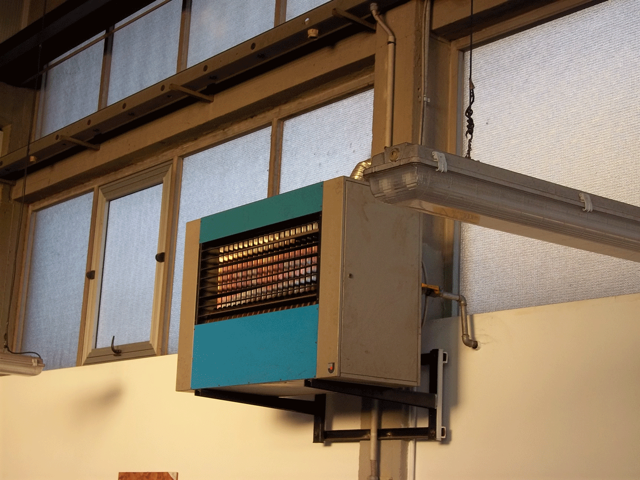 Macchinario pensile installato all'interno della conceria per il mantenimento termico.