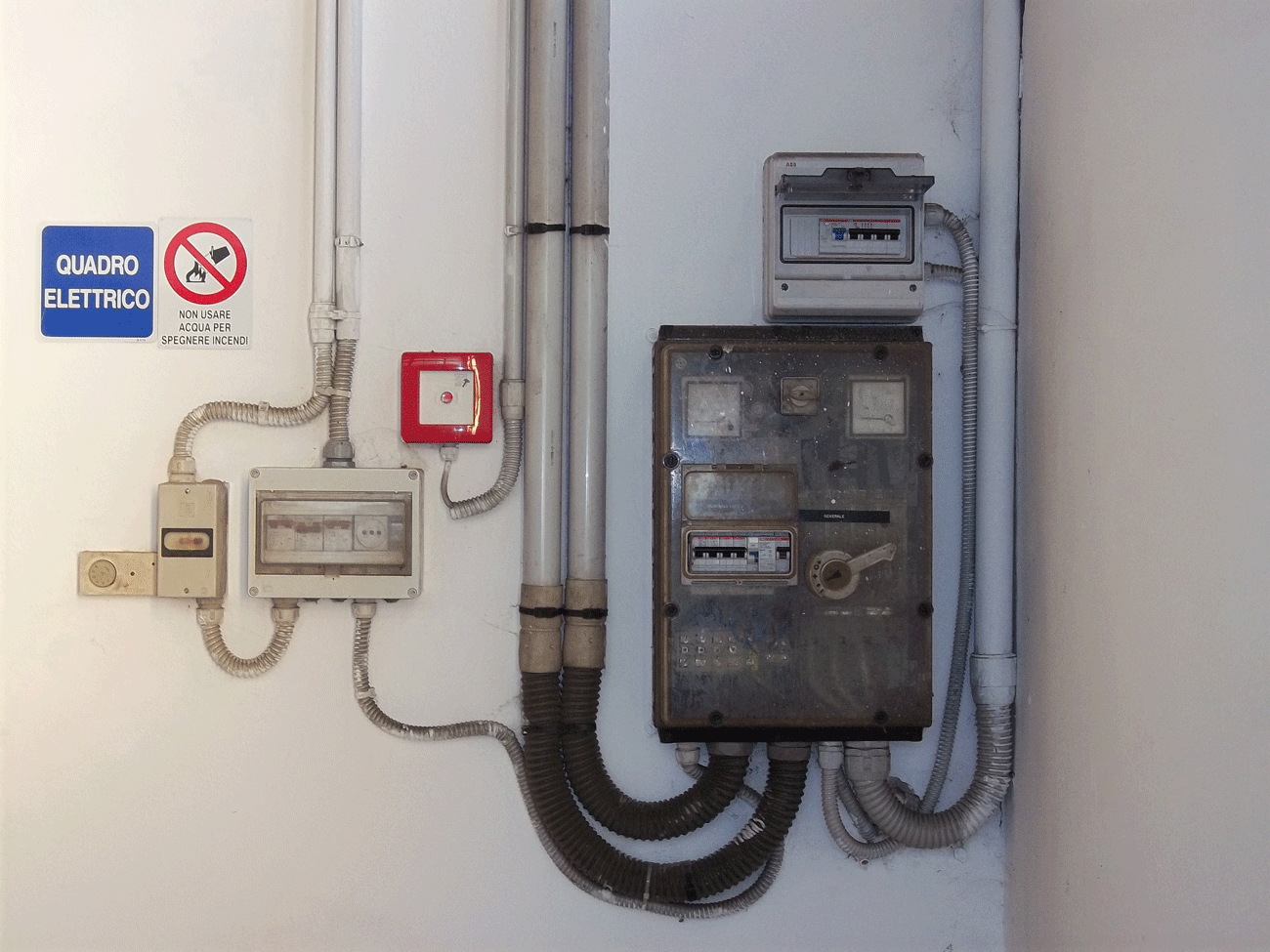 Quadro elettrico industriale e sistema di canalizzazioni interne in fase di verifica per l'adeguamento normativo.