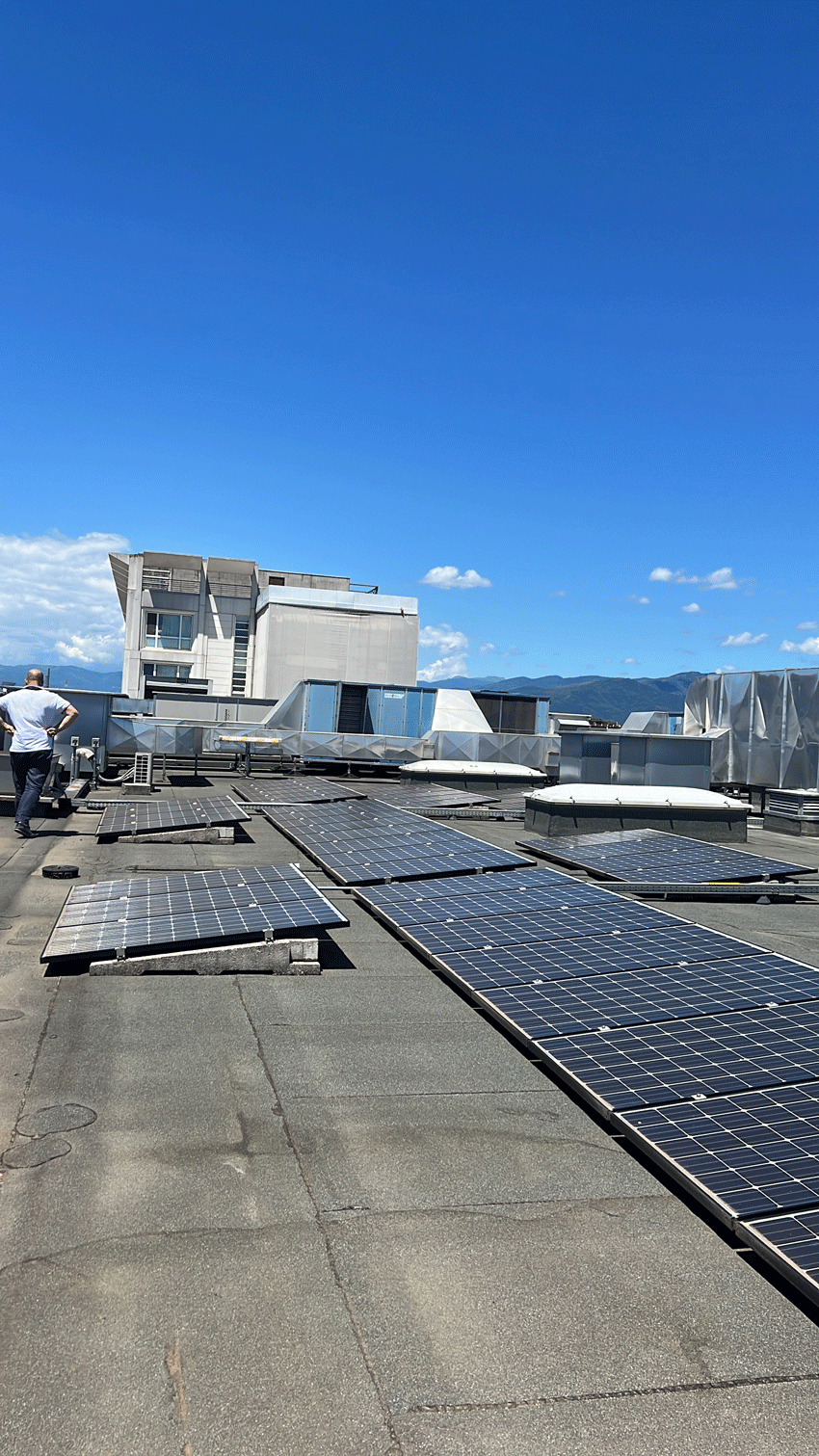 Installazione di pannelli fotovoltaici sulla copertura piana del centro commerciale Esselunga.