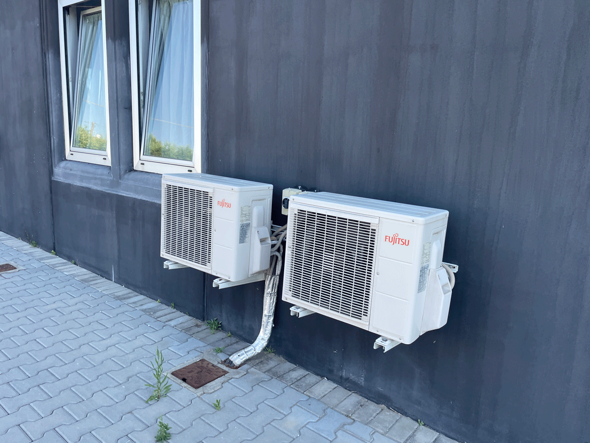Unità esterne di condizionamento Fujitsu installate sulla parete esterna del capannone LC-CAR.