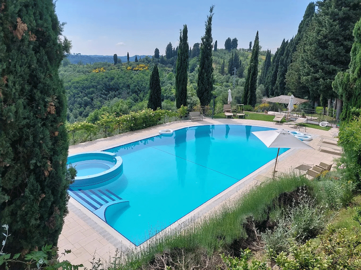 Piscina esterna dell'agriturismo Bucciano immersa nel paesaggio toscano.