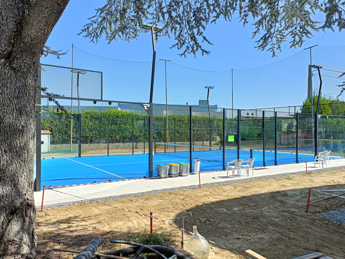 Panoramica dei campi da padel esterni e area verde a Fucecchio.