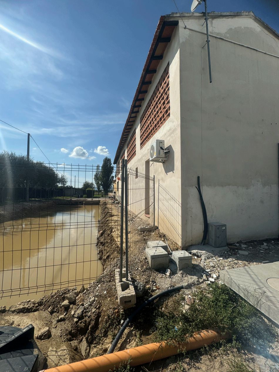 Esterno edificio spogliatoi Padel Academy Italia a Fucecchio con scavi per sottoservizi e impianti.