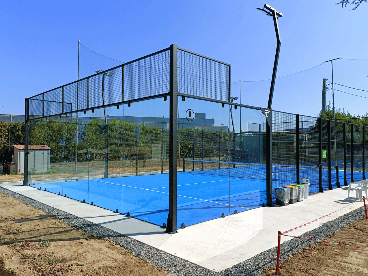 Campo da padel panoramico esterno con linoleum blu a Fucecchio.