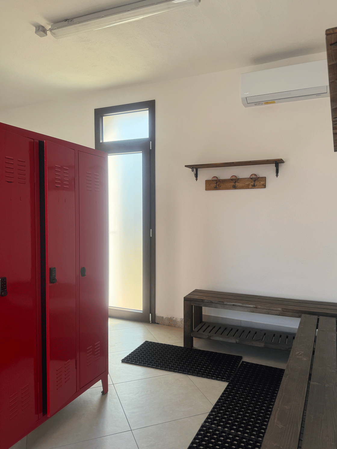 Campi da padel indoor con copertura pressostatica e proiettori LED a Fucecchio.
