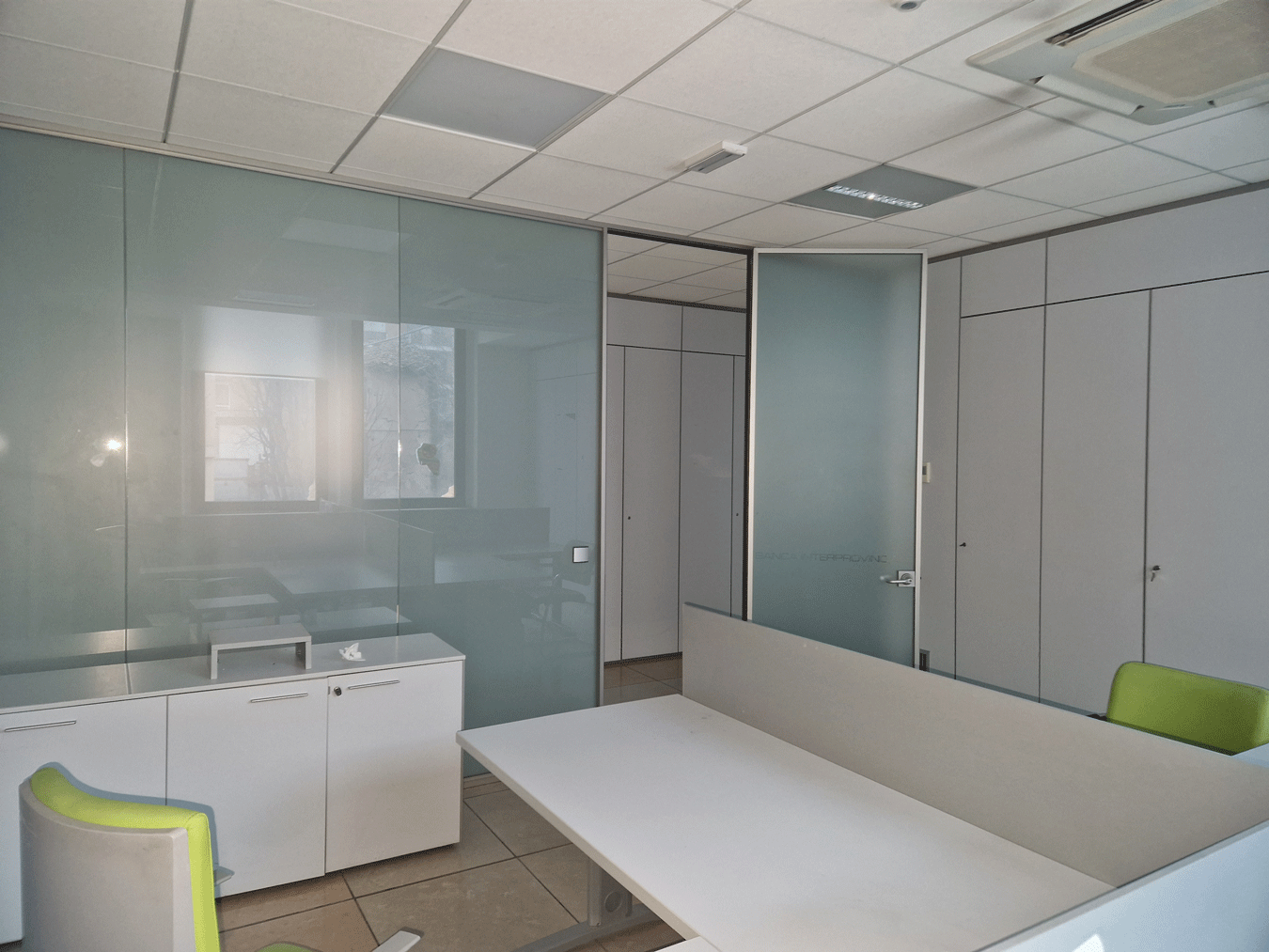 Uffici Smart Clinic Modena cablaggio strutturato e controsoffitto tecnico.