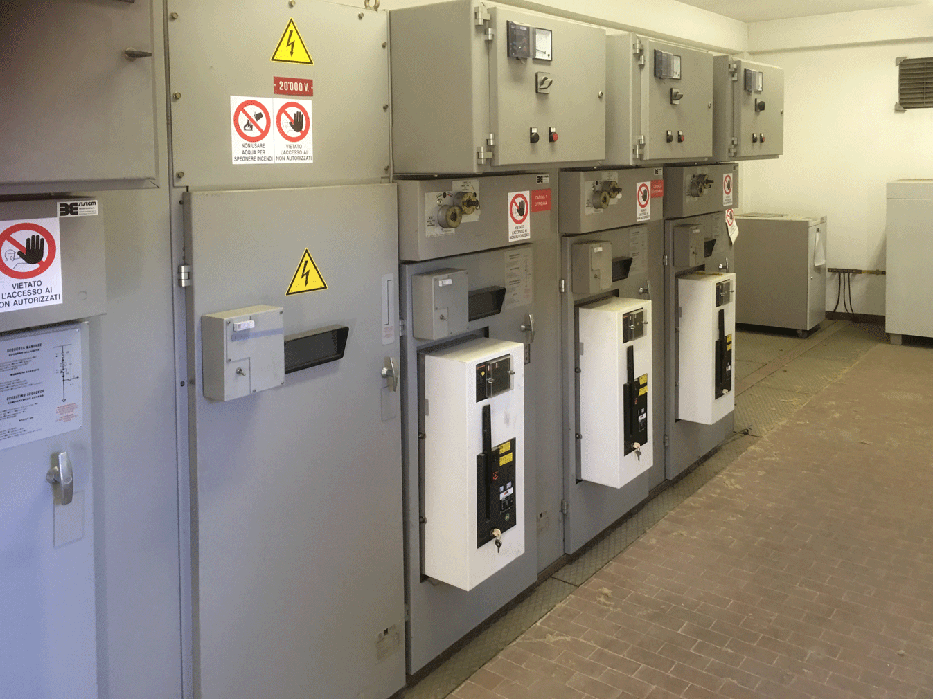 Quadri elettrici di media tensione da 20.000V all'interno della sala macchine dell'Ospedale di Lugo, USL Romagna.