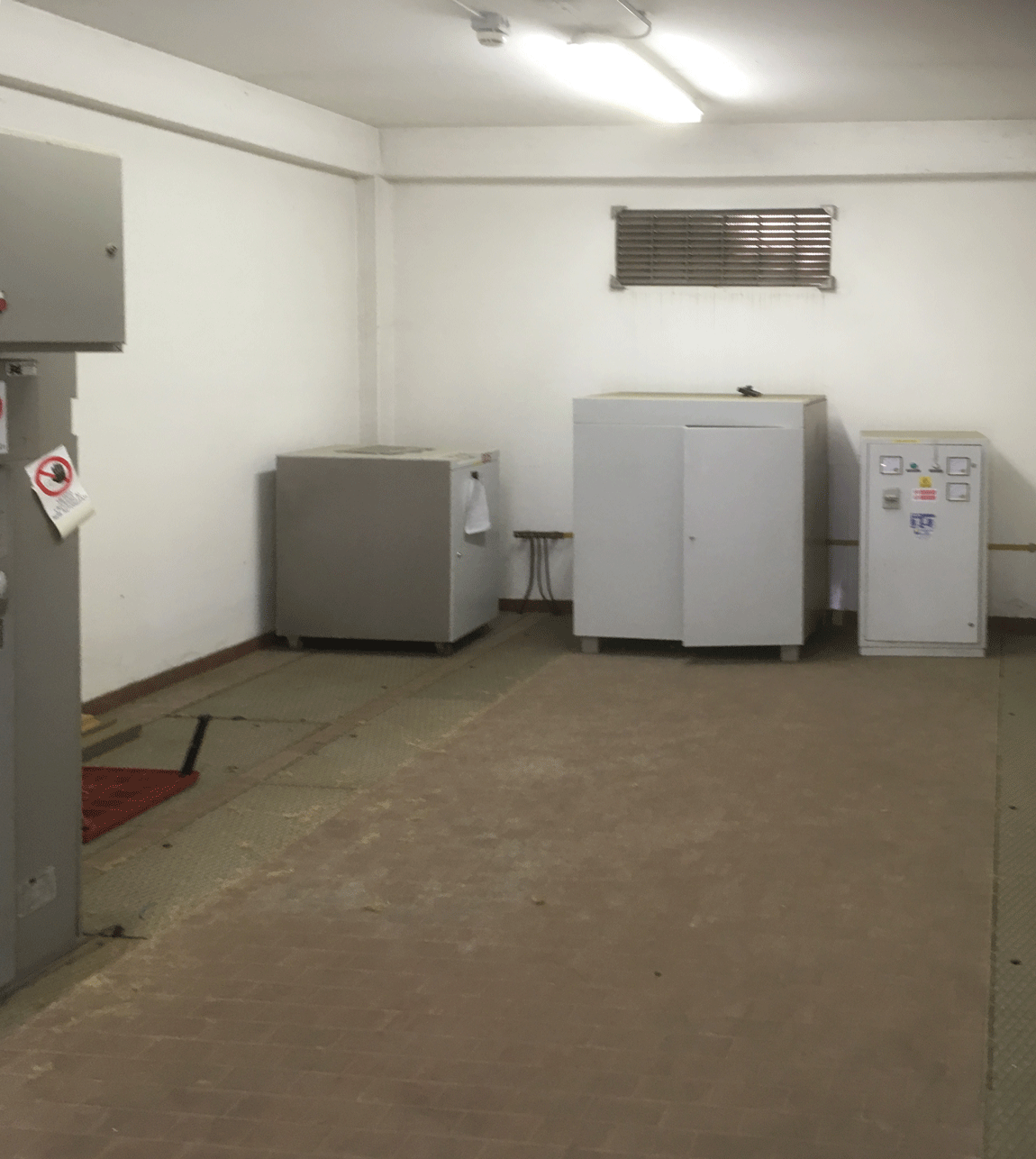 Interno della sala macchine dell'Ospedale di Lugo con gruppi di continuità e armadi tecnologici.