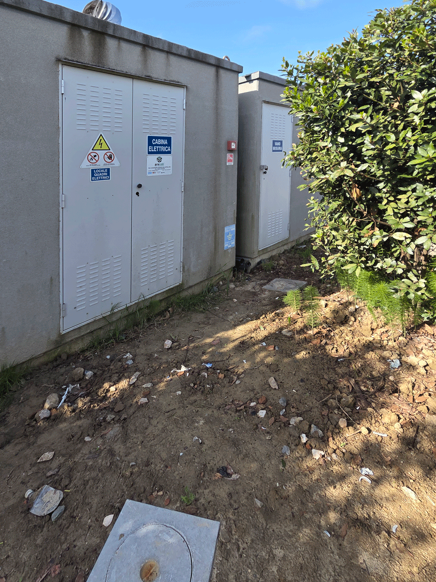 Cabina elettrica e vano misura esterni presso il distributore B-FUEL.