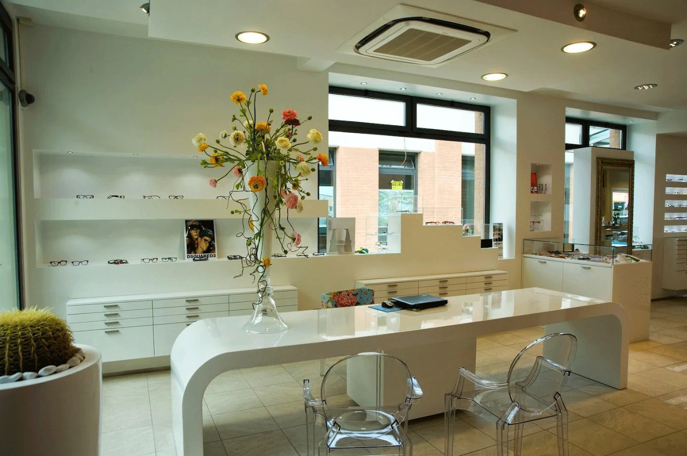 Interno del negozio Foto Ottica Mascagni a San Miniato Basso con espositori di occhiali e bancone dal design moderno.