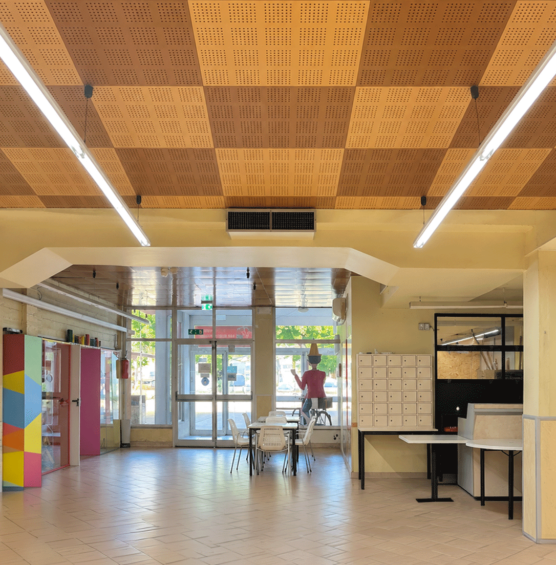 Interno della Sala Carte con il nuovo impianto di illuminazione e le unità di climatizzazione a parete.