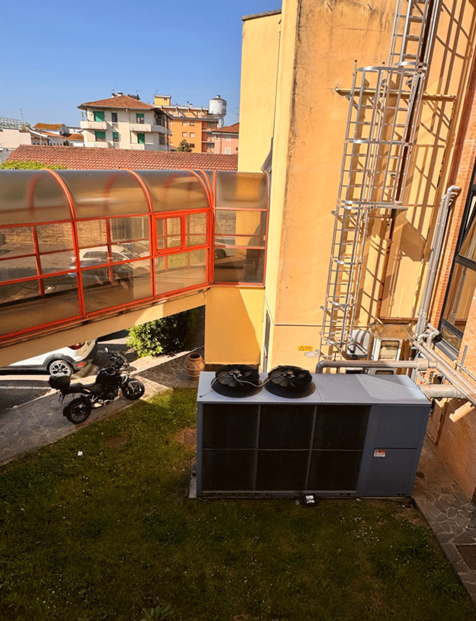 Impianti tecnici sul retro del Palazzo Comunale di Santa Croce.