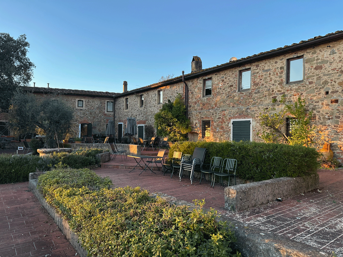 Corte esterna del Golf Montecatini dove sono stati effettuati i rilievi per l'adeguamento dell'impianto elettrico.