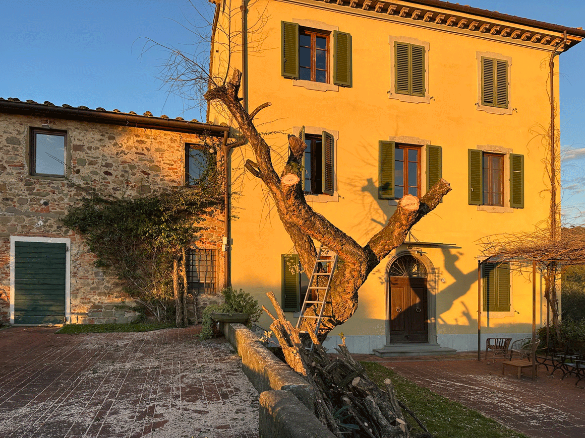 Facciata dell'edificio principale del Golf Montecatini coinvolto nella progettazione dell'impianto elettrico.