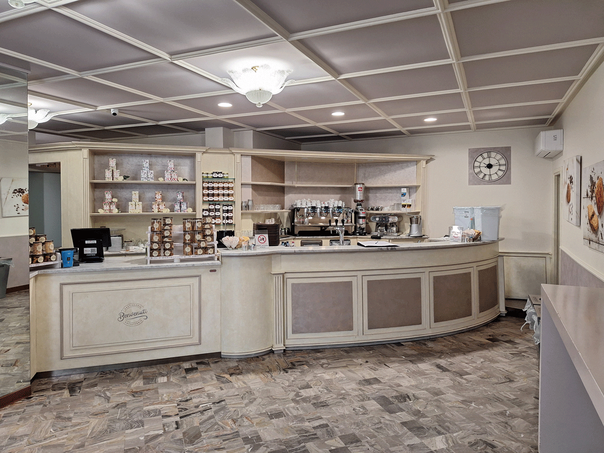 Dettaglio del bancone bar con impianti per la forza motrice e illuminazione integrata.