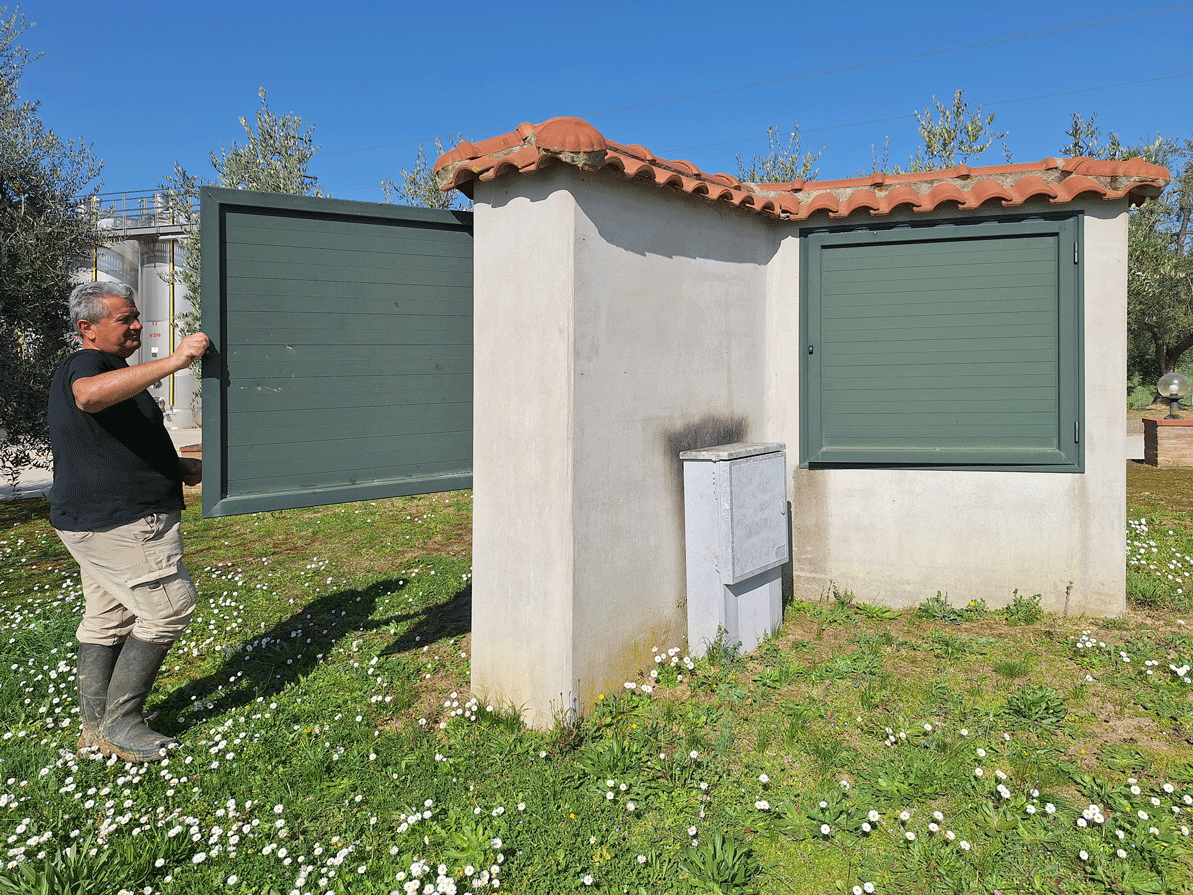 Vano tecnico esterno per la connessione dell'impianto fotovoltaico alla rete elettrica.