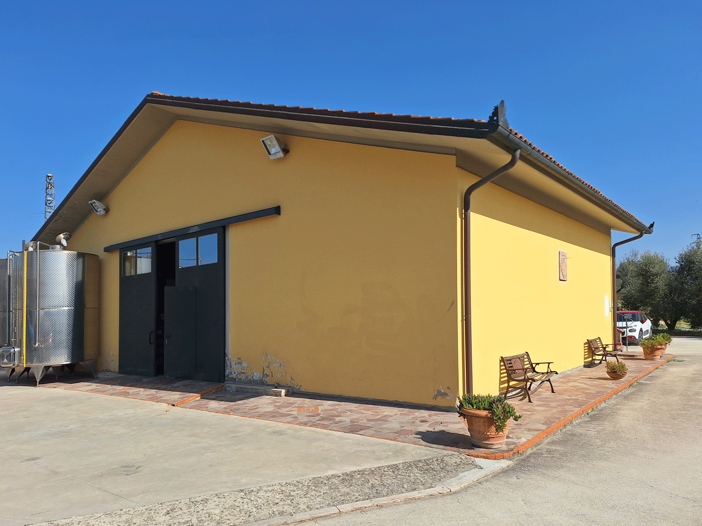 Fabbricato dell'Azienda Agricola Podere il Pino oggetto dell'intervento fotovoltaico.