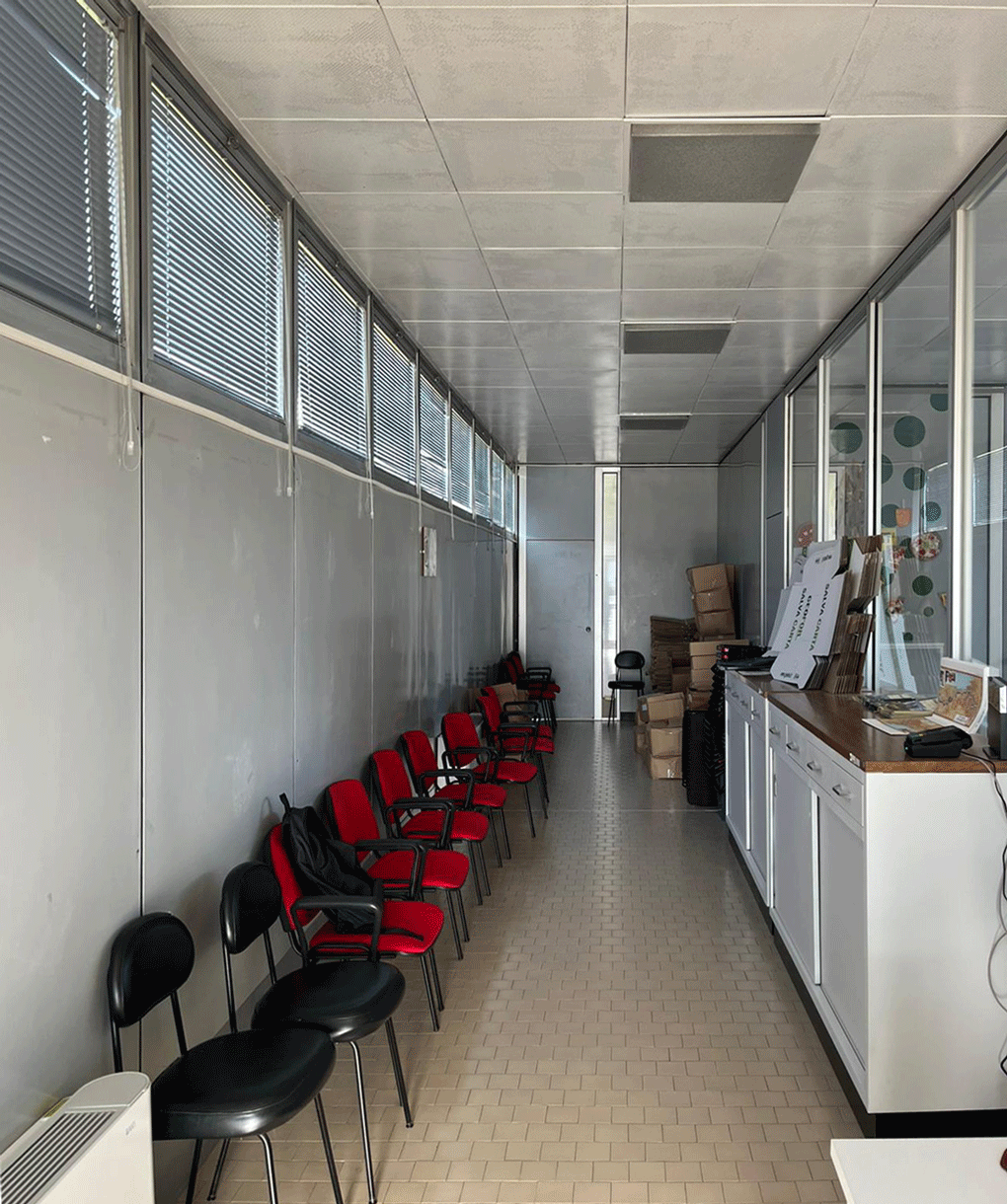 Corridoio interno e sala d'attesa degli uffici comunali a Staffoli con sedute e pareti vetrate.
