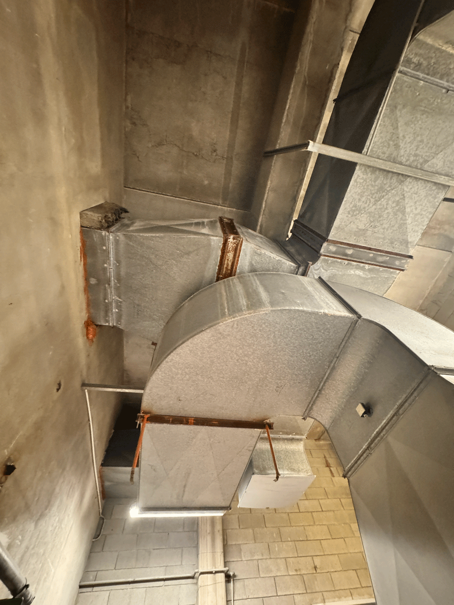Canalizzazioni metalliche dell’impianto di climatizzazione nello stabilimento Saint-Gobain di Pisa.