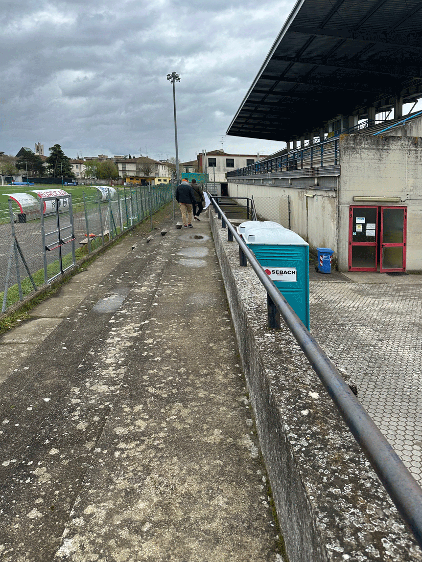 Percorso esterno laterale dello Stadio Comunale Riccardo Neri con accesso agli ambienti di servizio.